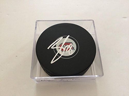 Nathan Beaulieu a semnat pucul de hochei Montreal Canadiens a autografat pucurile NHL a-autografate